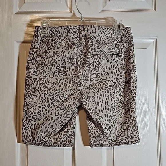 White House Black Market Leopard Print MidRise Skinny Crop Bermuda Shorts Size6 - Picture 2 of 9